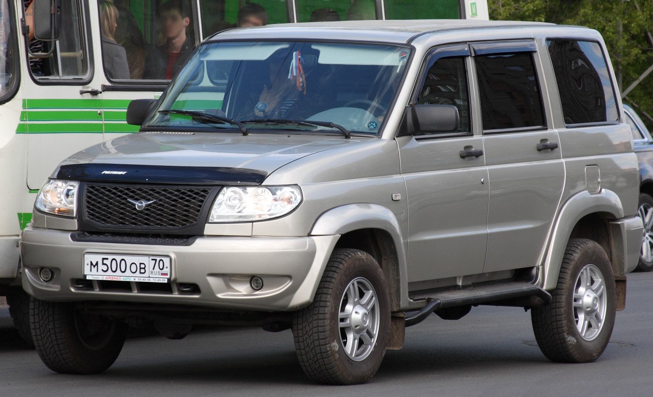 2009-2014 UAZ Patriot beige front.jpg